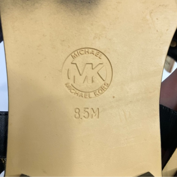 Michael Michael Kors black leather thong sandal gold lock charms size 8.5 - Picture 8 of 9